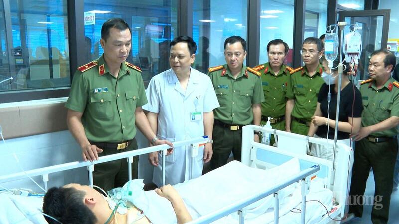 Thiếu tướng Tô Anh Dũng, Giám đốc Công an tỉnh cùng lãnh đạo Công an tỉnh thăm hỏi, động viên Trung tá Khánh và gia đình. Ảnh: Công an Thanh Hoá