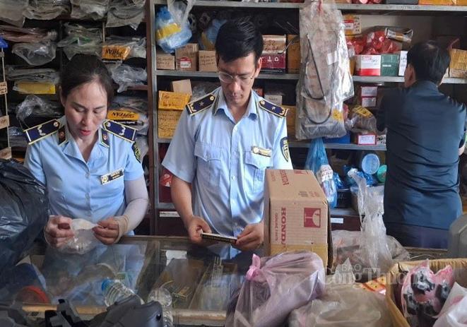 Đội Quản lý thị trường số 6 tăng cường kiểm tra, giám sát, xử lý nghiêm các hành vi xâm phạm quyền sở hữu trí tuệ. Ảnh: Quốc Anh