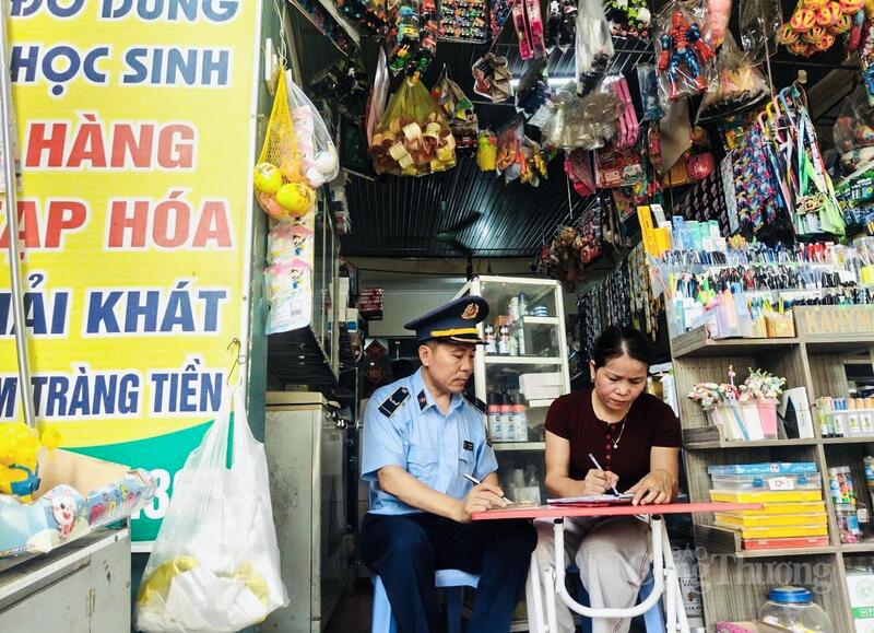 Ngoài việc xử lý nghiêm, Đội Quản lý thị trường số 8 tăng cường tuyên truyền, phổ biến pháp luật nhằm nâng cao nhận thức của các tổ chức, cá nhân kinh doanh về tác hại của hàng giả, hàng nhái. Ảnh: Quốc Anh