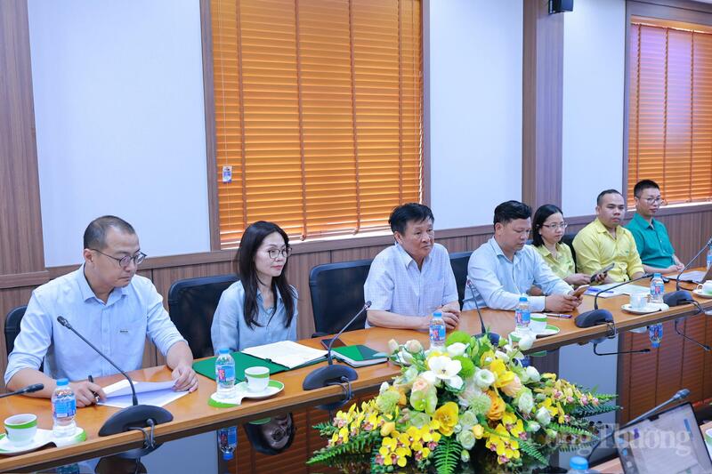 Đại diện Tập đoàn Dabaco Ok88vip tỷ lệ kèo World Cup 2026 với Đoàn công tác của Chương trình Okviphoatdong tải ứng dụng Việt Nam. Ảnh: Quỳnh Trang