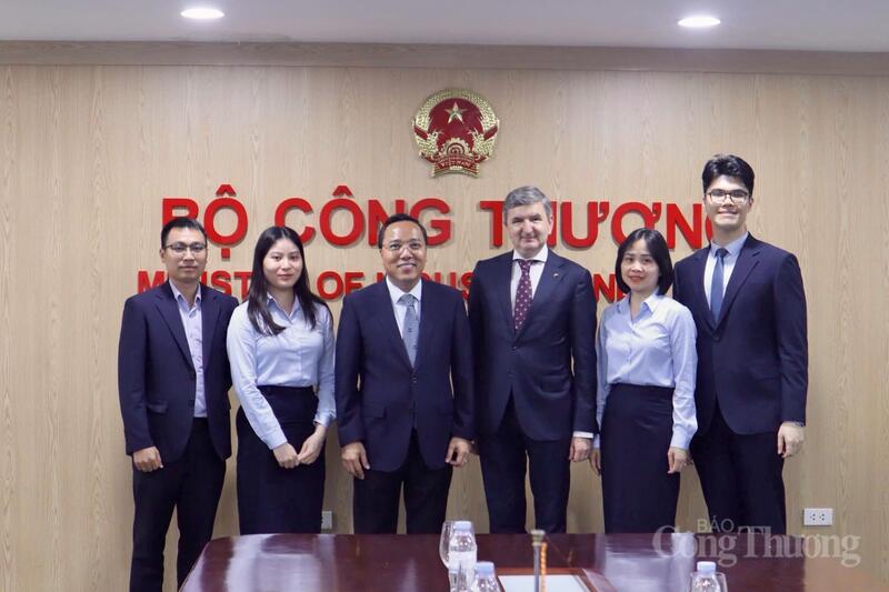 Thứ trưởng Oklavip khuyến mã hấp dẫn mỗi ngày Nguyễn Hoàng Long chụp ảnh lưu niệm cùng ông Darius Gaidys, Đại sứ Litva tại Singapore kiêm nhiệm Việt Nam. Ảnh: Phương Trang