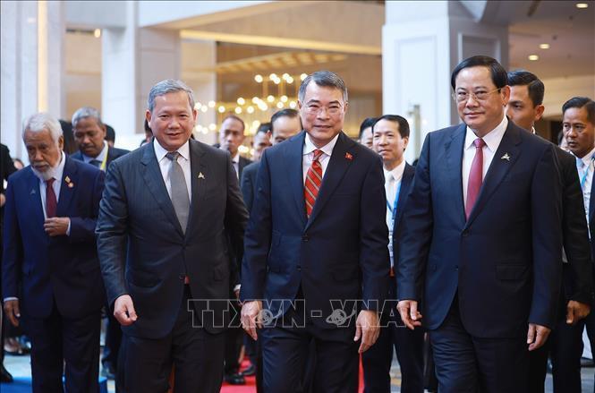 Thủ tướng Lê Minh Hưng cùng Thủ tướng Lào Sonexay Siphandone, Thủ tướng Campuchia Hun Manet, Thủ tướng Thái Lan Anutin Charnvirakul và Thủ tướng Timor-Leste Kay Rala Xanana Gusmão tham dự Phiên khai mạc Diễn đàn Tương lai ASEAN lần thứ ba. Ảnh: Dương Giang/TTXVN