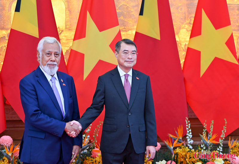 Thủ tướng Lê Minh Hưng và Thủ tướng Timor-Leste Kay Rala Xanana Gusmão chụp ảnh chung.