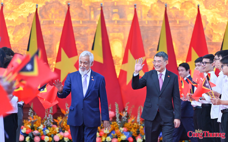 Thủ tướng Lê Minh Hưng và Thủ tướng Timor-Leste Kay Rala Xanana Gusmão chào các bạn trẻ sau khi kết thúc hội đàm.