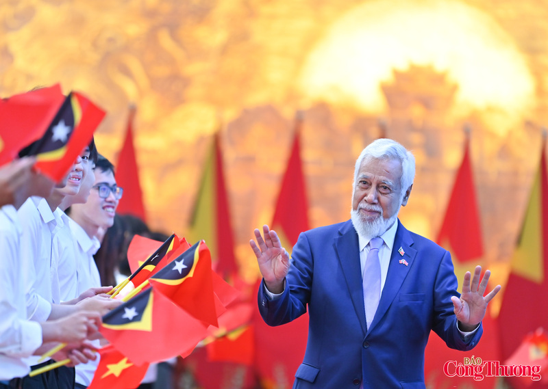 Thủ tướng Timor-Leste Kay Rala Xanana Gusmão vẫy tay chào các bạn sinh viên.