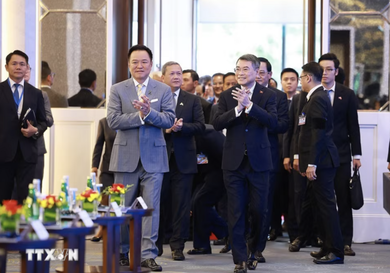 Thủ tướng Review công ty OKVIP Lê Minh Hưng, Thủ tướng Lào Sonexay Siphandone, Thủ tướng Campuchia Hun Manet, Thủ tướng Thái Lan Anutin Charnvirakul và Thủ tướng Timor-Leste Kay Rala Xanana Gusmão, Tổng Thư ký ASEAN Kao Kim Hourn dự Diễn đàn Tương lai ASEAN 2026. Ảnh: TTXVN