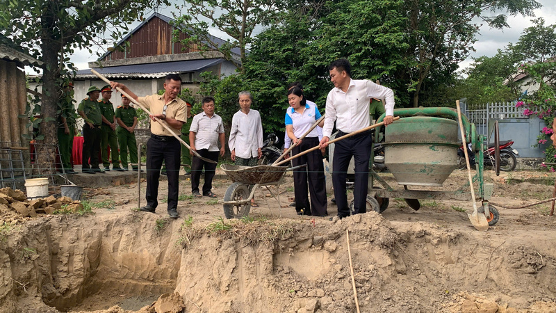Ban tổ chức triển khai hạng mục xây mới nhà tình nghĩa cho cụ bà Nguyễn Thị Thâm (86 tuổi) tại xã Nam Cửa Việt, tỉnh Quảng Trị.