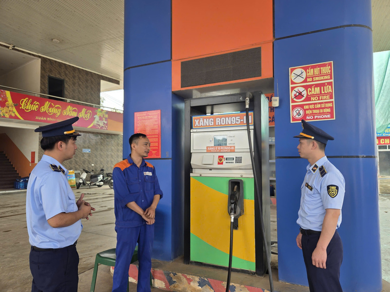 Bên cạnh công tác giám sát, lực lượng Quản lý thị trường Lạng Sơn khuyến khích nhân viên cửa hàng Okivip tỷ lệ kèo World Cup 2026 trở thành những tuyên truyền viên về xăng E10. Ảnh: Trần Khoa