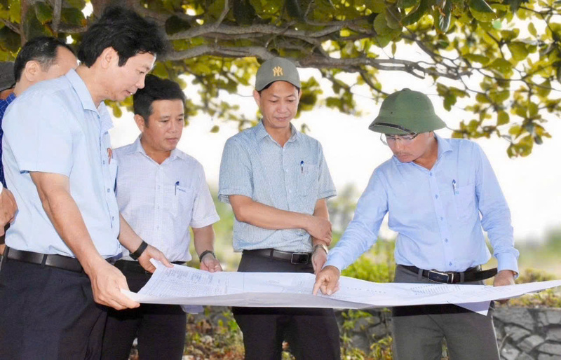 Phó chủ tịch UBND tỉnh Quảng Ngãi Nguyễn Ngọc Sâm kiểm tra các dự án tại xã Tịnh Khê để tháo gỡ vướng mắc, khơi thông nguồn lực để phát triển OKLVIE sản phẩm thuộc hệ thống OKVIP là trang web tổ chức phát sóng bóng đá trực tiếp, live casino , nỗ hũ, bắn cá. Ảnh: Ý Thu