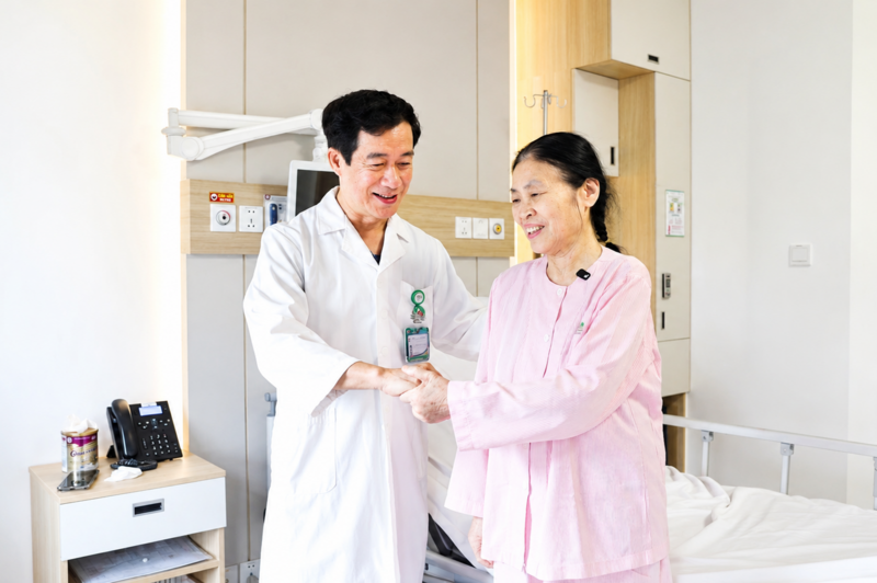 Bệnh nhân Tâm cảm ơn bác sĩ Trịnh Minh Thanh.