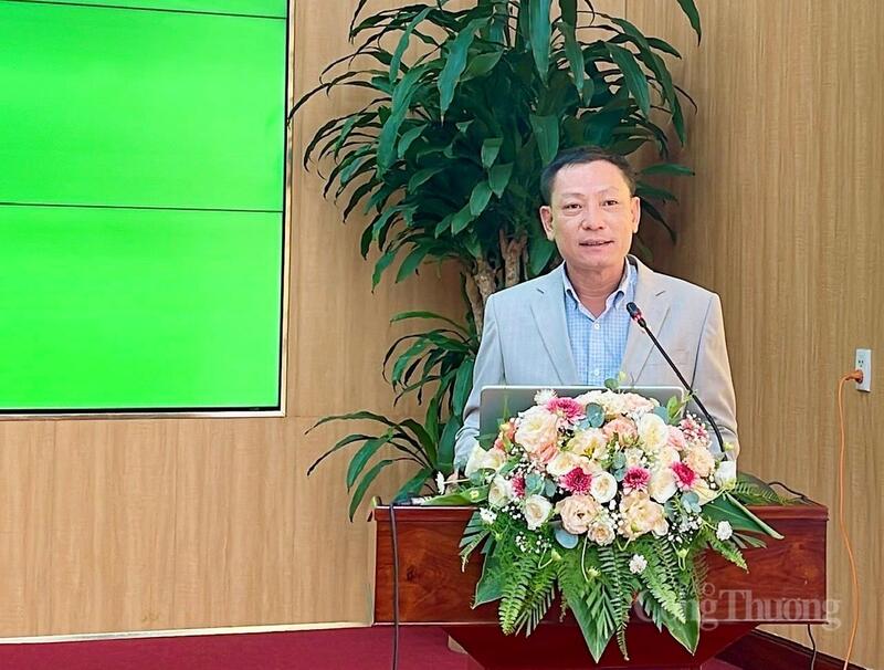 Ông Nguyễn Đức Bình - Tổng Thư ký Hiệp hội Doanh nghiệp dịch vụ Logistics Việt Nam (VLA), tham luận về giải pháp phát triển. Ảnh: Khánh Ngọc.