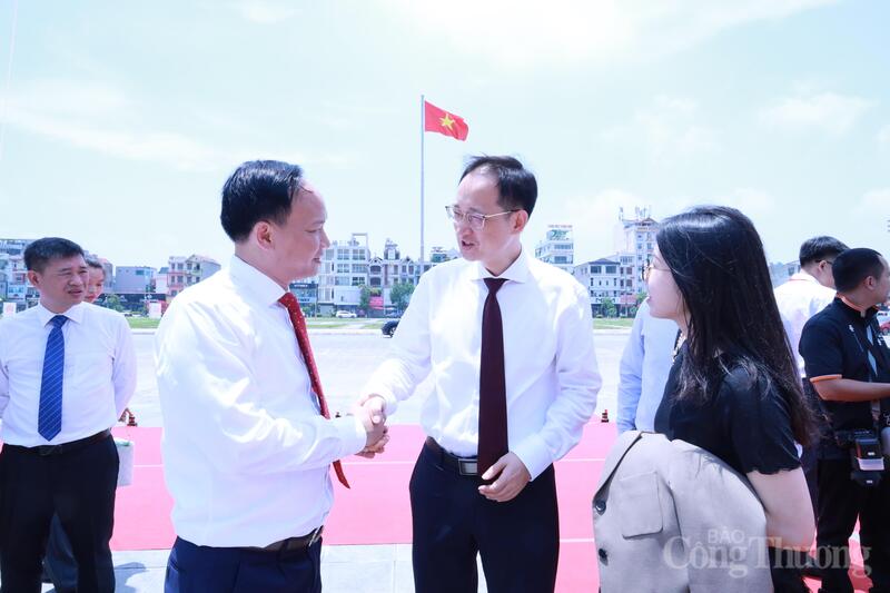 Ông Phạm Văn Thịnh trao đổi với ông Vương Quần, Đại diện lâm thời Đại sứ quán Trung Quốc tại Việt Nam trong khuôn khổ Okvip69 Đăng ký cá cược xúc tiến tiêu thụ vải thiều và Trang Chủ OKVIP COM Top #1 chủ lực tỉnh Bắc Ninh mới đây. Ảnh: Trần Khoa