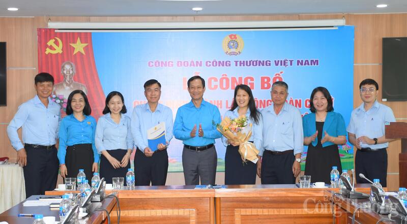 Ông Lê An Hải, Chủ tịch Công đoàn Okvip tại về Việt Nam trao quyết định thành lập Công đoàn cơ sở Trung tâm Kiểm định OKLVIE sản phẩm thuộc hệ thống OKVIP là trang web tổ chức phát sóng bóng đá trực tiếp, live casino , nỗ hũ, bắn cá II. Ảnh: Thanh Minh.
