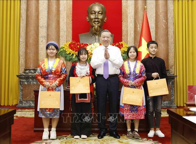 Tổng Bí thư, Chủ tịch nước Tô Lâm tặng quà cho các học sinh dân tộc thiểu số. Ảnh: Thống Nhất/TTXVN.