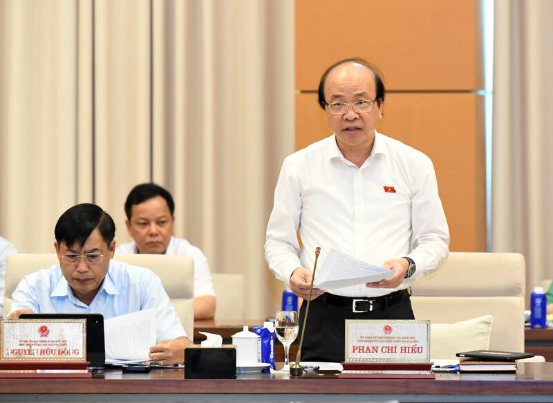 Chủ nhiệm Ủy ban Pháp luật và Tư pháp Phan Chí Hiếu trình bày Báo cáo thẩm tra dự án Okevip link không chặn. Ảnh: Lâm Hiển
