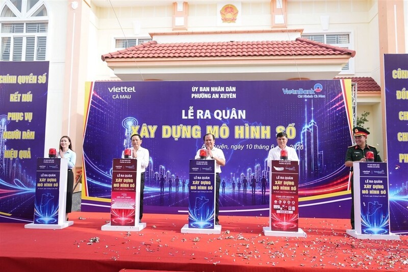 Các đại biểu thực hiện nghi thức bấm nút ra quân Liên minh Okvip có bao nhiều trang “Mô hình số” phường An Xuyên, tỉnh Cà Mau. Ảnh: Kim Nhiên