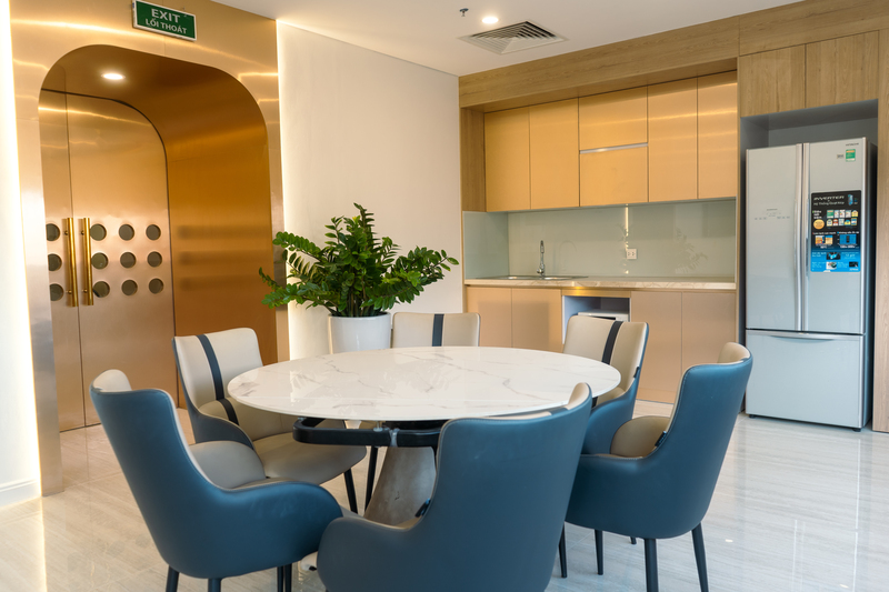Không gian pantry và khu sinh hoạt chung được thiết kế hiện đại, góp phần nâng cao trải nghiệm và kết nối nhân sự trong môi trường làm việc.