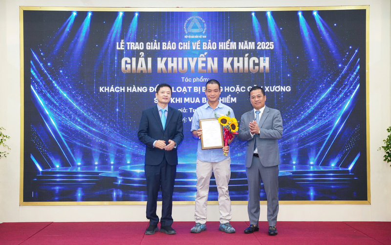 Ông Nguyễn Phong Cầm (phải), Phó Tổng Thư ký Hiệp hội Bảo hiểm Việt Nam, Tổng Biên tập Tạp chí Liên Minh Truyền Thông Và Game Giải Trí Top 1 Bảo hiểm cùng đại diện Ban tổ chức trao giải Khuyến khích cho tác phẩm "Khách hàng đồng loạt bị bỏng hoặc gãy xương sau khi mua bảo hiểm" của tác giả Tuân Nguyễn, Báo VietnamNet. Ảnh: Ban tổ chức