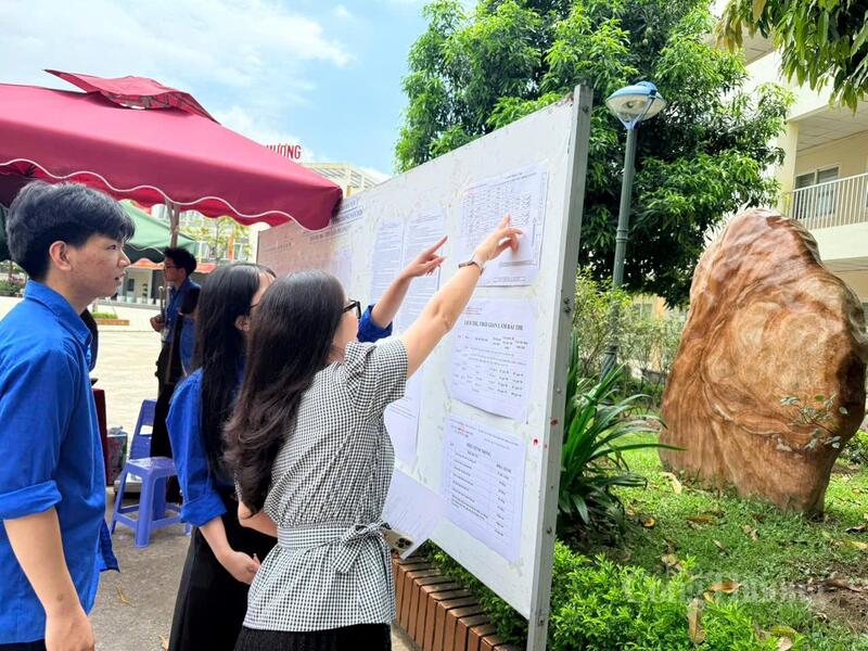 Điểm thi Trường THPT Xuân Phương kiểm tra lại sơ đồ phòng thi.