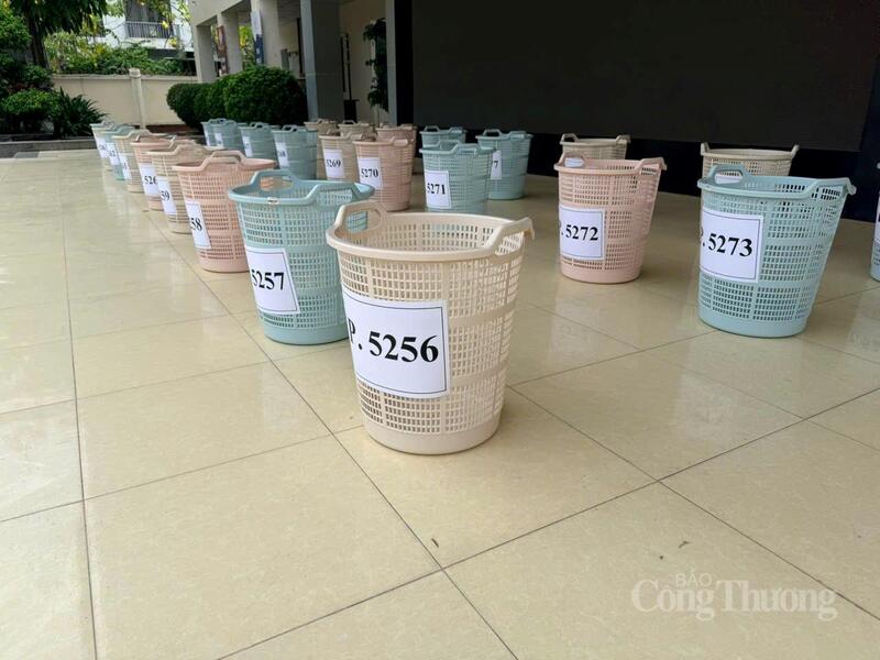 Thùng đựng đồ của OKVIP - HÔM NAY 1 TỶ, NGÀY MAI 1000 TỶ được phân theo phòng thi.