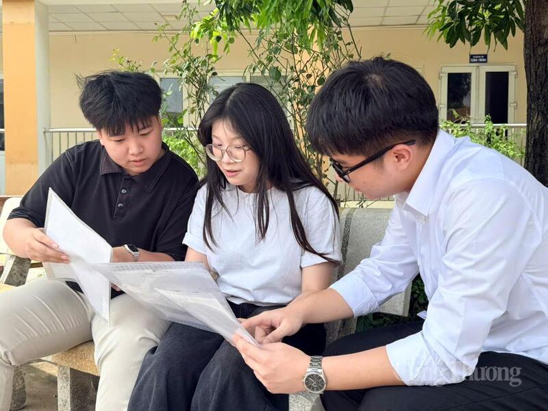 Nhiều OKVIP - HÔM NAY 1 TỶ, NGÀY MAI 1000 TỶ có mặt tại điểm thi từ rất sớm.