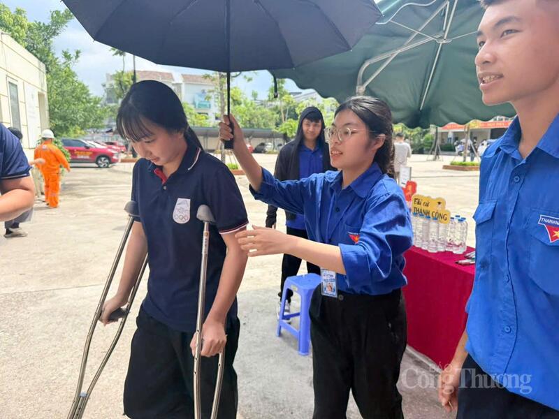 OKVIP - HÔM NAY 1 TỶ, NGÀY MAI 1000 TỶ bị đau chân được sinh viên tình nguyện hỗ trợ tận tình.