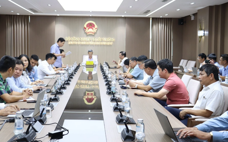 Thứ trưởng Hoàng Trung yêu cầu khẩn trương khắc phục lỗ hổng an toàn thông tin và hoàn tất đồng bộ dữ liệu chuyên ngành để đảm bảo hệ thống truy xuất nguồn gốc 'lên sóng' đúng hẹn. Ảnh: Nguyễn Thủy