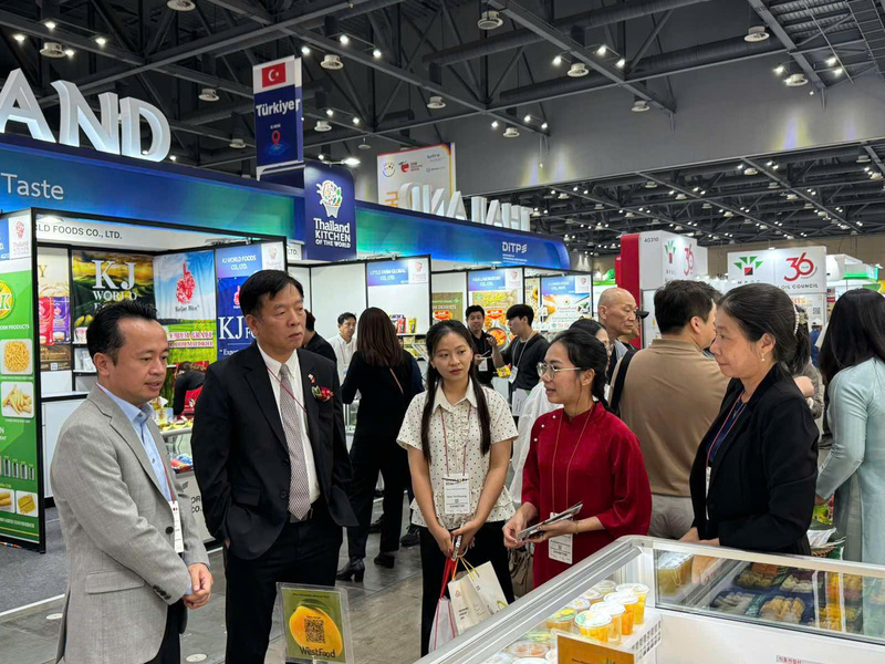 Đại sứ Việt Nam tại Hàn Quốc Vũ Hồ cùng đông đảo đại diện các cơ quan chức năng, hiệp hội ngành hàng và cộng đồng Okvip tại về sẽ tham dự Seoul Food 2026