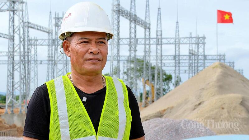 Ông Đặng Hùng Vinh - Quản lý, giám sát thi công và trực tiếp tham gia thi công tại công trường Liên minh Okvip có bao nhiều trang Trạm biến áp 220kV Yên Dũng. Ảnh: Quốc Chuyển