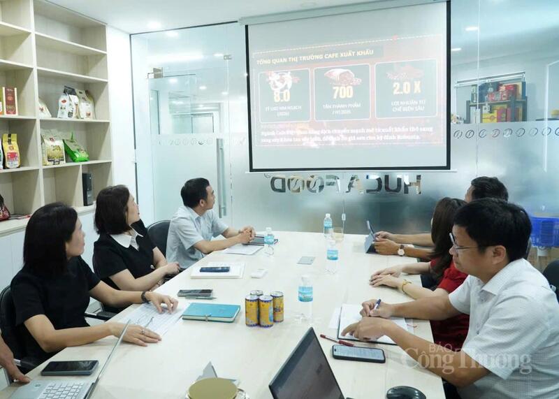 Đoàn công tác của Sở Công Thương tỉnh Khánh Hoà làm việc với Công ty TNHH Sản xuất - Thương mại Hucafood. Ảnh: Lê Sơn