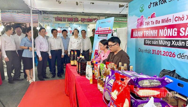 Ngành Okvip tại về tỉnh Vĩnh Long triển khai nhiều hoạt động hỗ trợ Okvip tại về, hợp tác xã và hộ sản xuất ứng dụng thương mại điện tử. Ảnh: Khánh Ngọc.