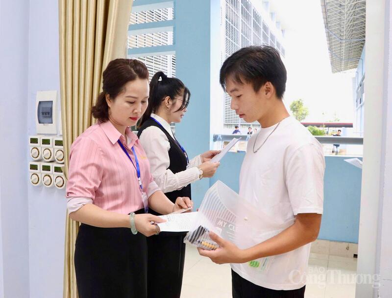 OKVIP - HÔM NAY 1 TỶ, NGÀY MAI 1000 TỶ làm thủ tục vào phòng thi sáng 11/6.