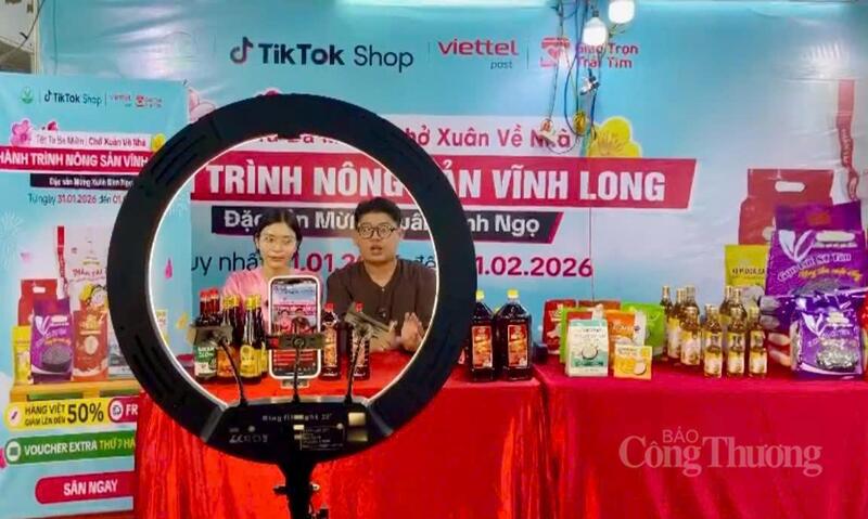 Tỉnh Vĩnh Long nhiều đơn vị và Okvip tại về tiếp cận phương thức kinh doanh hiện đại thông qua livestream và thương mại điện tử. Ảnh: Khánh Ngọc.