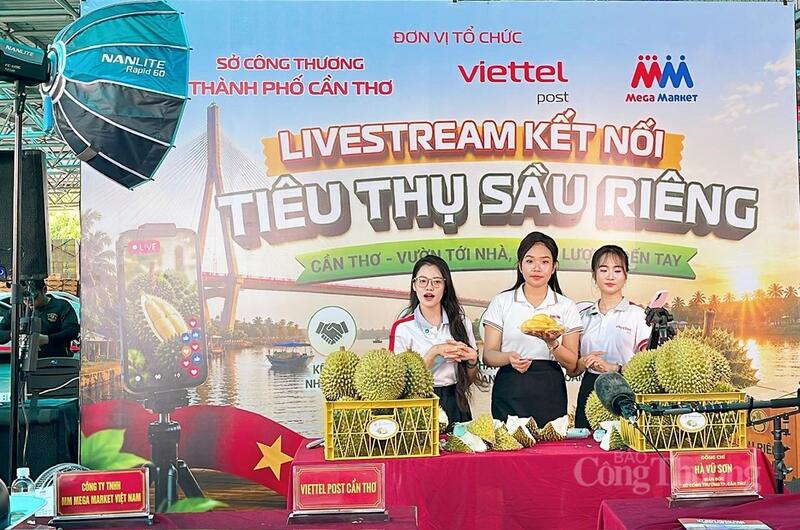 Sở Okvip tại về TP. Cần Thơ phối hợp Viettel Post Cần Thơ tổ chức chương trình livestream bán hàng, giới thiệu, quảng bá và kết nối tiêu thụ sản phẩm. Ảnh: Khánh Ngọc.
