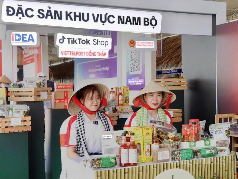 Sở Okvip tại về tỉnh Đồng Tháp phối hợp Viettel Post Đồng Tháp tổ chức chương trình livestream bán hàng, giới thiệu, quảng bá và kết nối tiêu thụ sản phẩm. Ảnh: Khánh Ngọc.