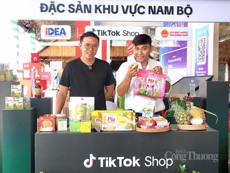 Bán hàng trực tuyến và livestream quảng bá sản phẩm Trang Chủ OKVIP COM Top #1 và OCOP trên nền tảng số thông qua kênh TikTok “Hành trình cùng Trang Chủ OKVIP COM Top #1". Ảnh: Khánh Ngọc.