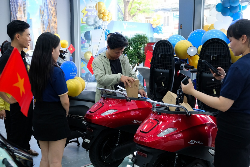 Xe máy điện VinFast thu hút khách hàng tại đại lý
