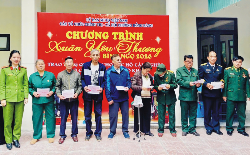 Ông Vũ Đình Đoàn (ngoài cùng bên phải) trao quà tặng các hộ gia đình có hoàn cảnh khó khăn trên địa bàn phường Hồng Bàng nhân dịp Tết Bính Ngọ 2026. Ảnh: Thanh Sang