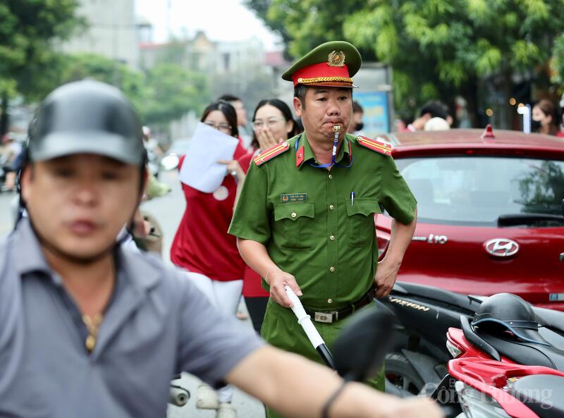 Tại nhiều điểm thi, tình hình an ninh trật tự, giao thông được đảm bảo thông suốt. Các lực lượng công an, thanh niên tình nguyện và chính quyền địa phương đã phối hợp chặt chẽ nhằm tạo điều kiện thuận lợi nhất cho kỳ thi diễn ra an toàn, nghiêm túc. Ảnh: Ngô Nhung