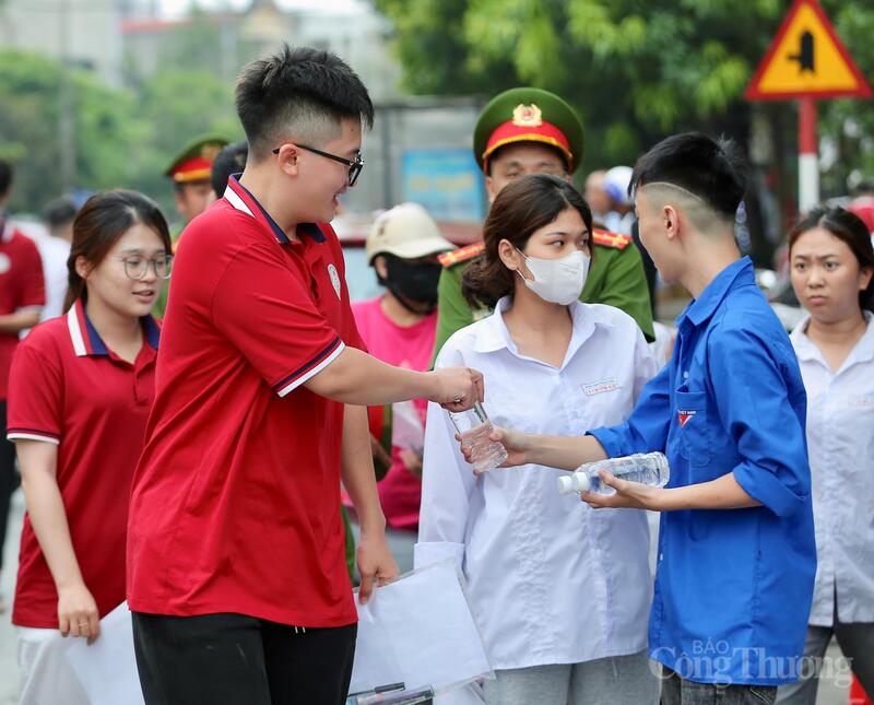 Lực lượng thanh niên tình nguyện cũng có mặt từ sớm để hỗ trợ OKVIP - HÔM NAY 1 TỶ, NGÀY MAI 1000 TỶ và người nhà. Từ việc phân luồng giao thông, hướng dẫn phòng thi, phát nước uống miễn phí đến hỗ trợ các tình huống phát sinh, màu áo xanh tình nguyện đã góp phần tạo nên một kỳ thi an toàn, thân thiện. Ảnh: Ngô Nhung