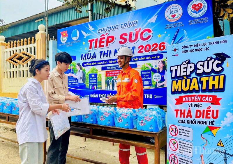 Trong ngày đầu Kỳ thi Liên Minh OK VIP Game Online Giải Trí Cá Cược THPT năm 2026, hơn 42.800 OKVIP - HÔM NAY 1 TỶ, NGÀY MAI 1000 TỶ tham gia thi tại 83 điểm thi trên địa bàn tỉnh Thanh Hóa, không khí khẩn trương nhưng trật tự đã hiện diện từ rất sớm. Từng tốp học sinh trong đồng phục chỉnh tề, mang theo hành trang kiến thức và những kỳ vọng của gia đình bước vào phòng thi với tâm thế quyết tâm chinh phục kỳ thi quan trọng nhất của tuổi học trò.