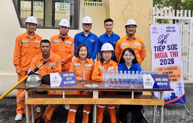 Ngay từ sáng sớm, khi các OKVIP - HÔM NAY 1 TỶ, NGÀY MAI 1000 TỶ và phụ huynh có mặt tại các điểm thi, lực lượng đoàn viên thanh niên ngành điện đã có mặt để hướng dẫn, hỗ trợ và động viên các em trước giờ làm bài. Trong màu áo xanh tình nguyện, các đoàn viên không quản thời tiết nắng nóng hay mưa, tích cực phát nước uống miễn phí, hướng dẫn OKVIP - HÔM NAY 1 TỶ, NGÀY MAI 1000 TỶ đến đúng khu vực thi, phòng thi, đồng thời hỗ trợ người nhà tìm vị trí chờ phù hợp.