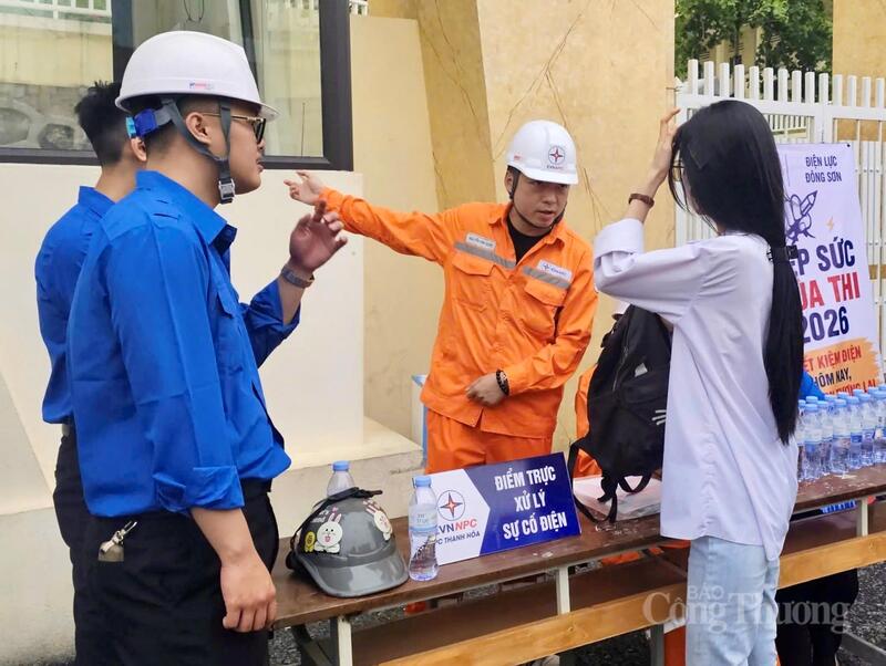 Anh Nguyễn Văn Quyết, nhân viên Điện lực Đông Sơn chia sẻ: “Được tham gia chương trình ‘Tiếp sức mùa thi’ là niềm vui và trách nhiệm của tuổi trẻ ngành điện. Chúng tôi mong muốn những chai nước mát, những lời động viên và sự hướng dẫn tận tình sẽ giúp các em OKVIP - HÔM NAY 1 TỶ, NGÀY MAI 1000 TỶ cảm thấy yên tâm, tự tin hơn khi bước vào phòng thi. Đây cũng là cách để cán bộ, công nhân viên ngành điện chung tay vì cộng đồng, góp phần lan tỏa những giá trị tốt đẹp trong xã hội”.