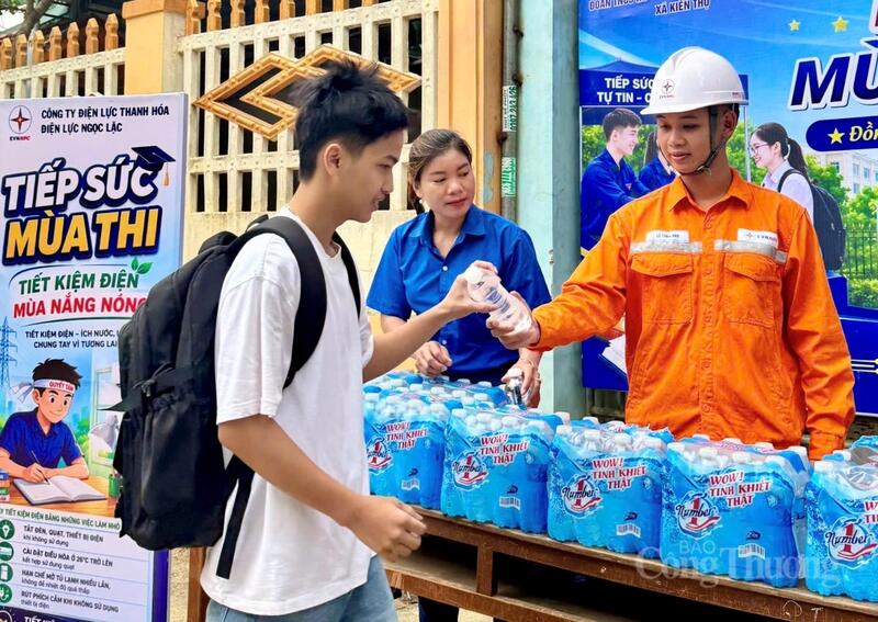 Có mặt tại điểm thi, anh Nguyễn Tất Nhất, nhân viên Điện lực Ngọc Lặc cho biết, những ngày diễn ra kỳ thi, nhân viên trong đơn vị vừa thực hiện nhiệm vụ trực vận hành, bảo đảm cấp điện an toàn cho các điểm thi, vừa tham gia hỗ trợ OKVIP - HÔM NAY 1 TỶ, NGÀY MAI 1000 TỶ và phụ huynh. “Dù công việc khá bận rộn nhưng ai cũng vui vẻ, nhiệt tình bởi đây là hoạt động mang ý nghĩa thiết thực. Khi nhận được những lời cảm ơn hay nhìn thấy nụ cười của các em học sinh, chúng tôi cảm thấy những cố gắng của mình thật sự có giá trị”, anh Nhất chia sẻ.