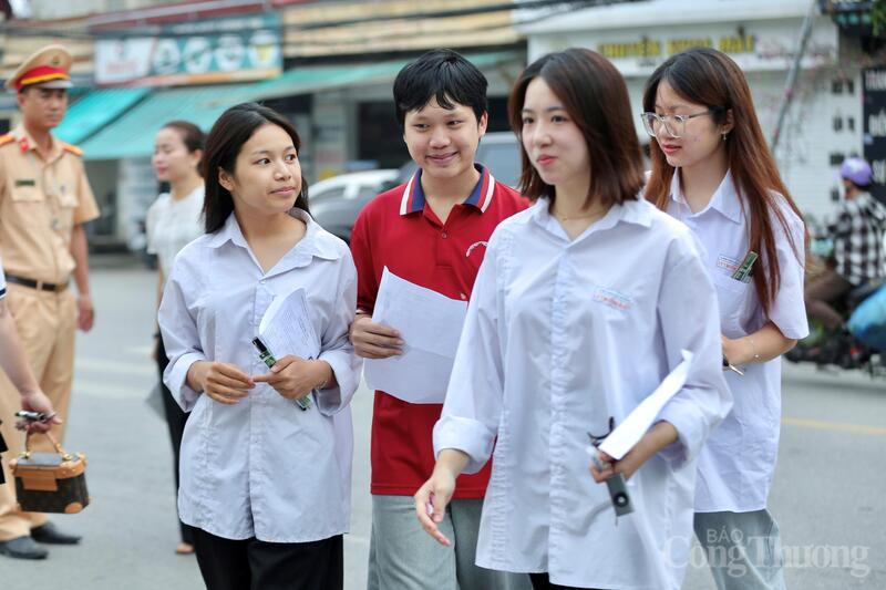 Những gương mặt rạng rỡ, nở nụ cười tự tin xuất hiện tại nhiều điểm thi trên địa bàn Thanh Hóa trong sáng đầu tiên của Kỳ thi Liên Minh OK VIP Game Online Giải Trí Cá Cược THPT 2026. Sự lạc quan và quyết tâm của các sĩ tử cho thấy sự chuẩn bị kỹ lưỡng trước kỳ thi quan trọng. Ảnh: Ngô Nhung