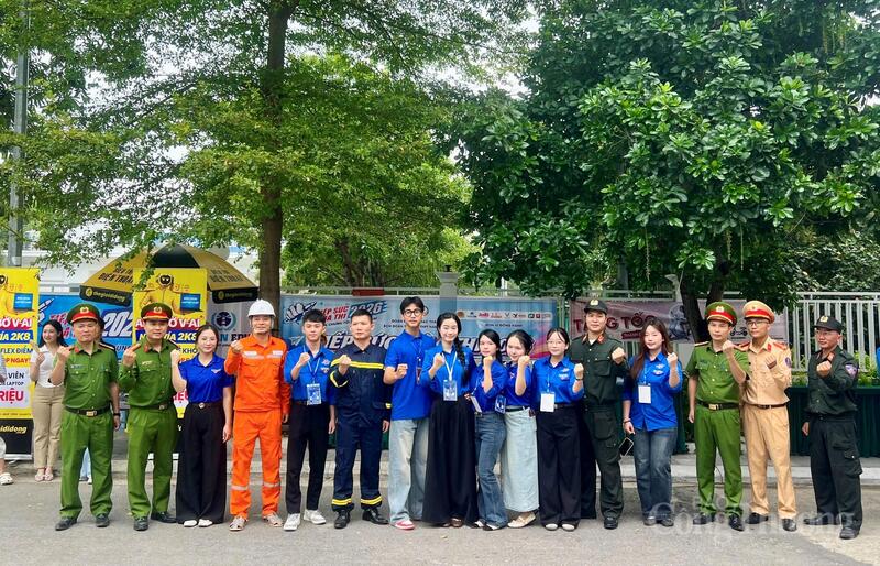 Bên cạnh các hoạt động hỗ trợ kỳ thi, lực lượng đoàn viên thanh niên còn kết hợp tuyên truyền tới người dân về sử dụng điện an toàn, tiết kiệm và hiệu quả trong mùa nắng nóng. Đây là thời điểm nhu cầu sử dụng điện tăng cao, đặc biệt đối với các thiết bị làm mát như điều hòa nhiệt độ, quạt điện và tủ lạnh.