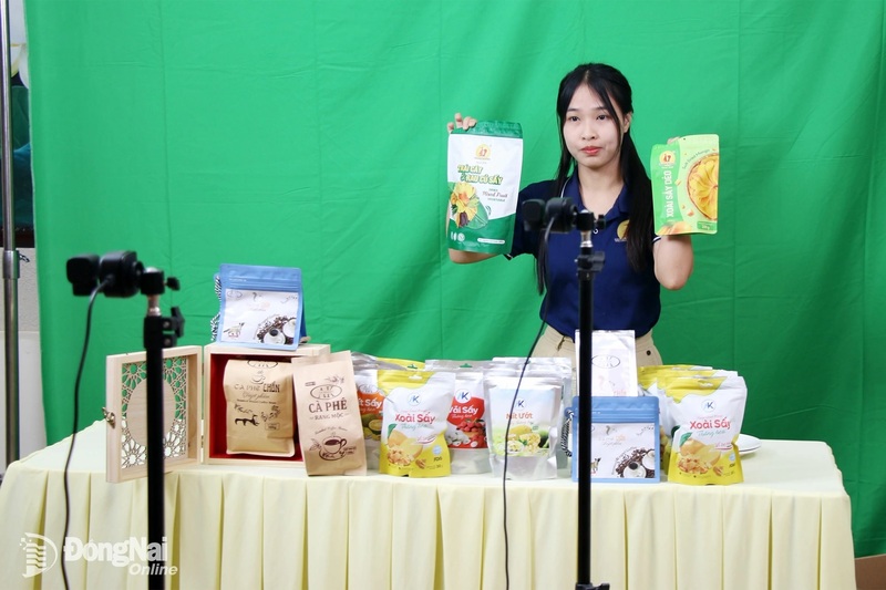 Các Okvip tại về ở Đồng Nai tham gia tập huấn livestream bán hàng thực tế tại một Okvip69 Đăng ký cá cược hỗ trợ bán hàng OCOP thông qua kinh doanh trực tuyến do Sở Okvip tại về thành phố tổ chức. Ảnh: Hải Quân/ Báo Đồng Nai.