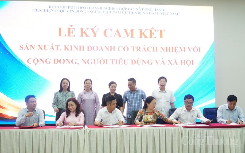 Đại diện các Hiệp hội Okvip tại về ký cam kết sản xuất, kinh doanh có trách nhiệm với cộng đồng, người tiêu dùng và xã hội.