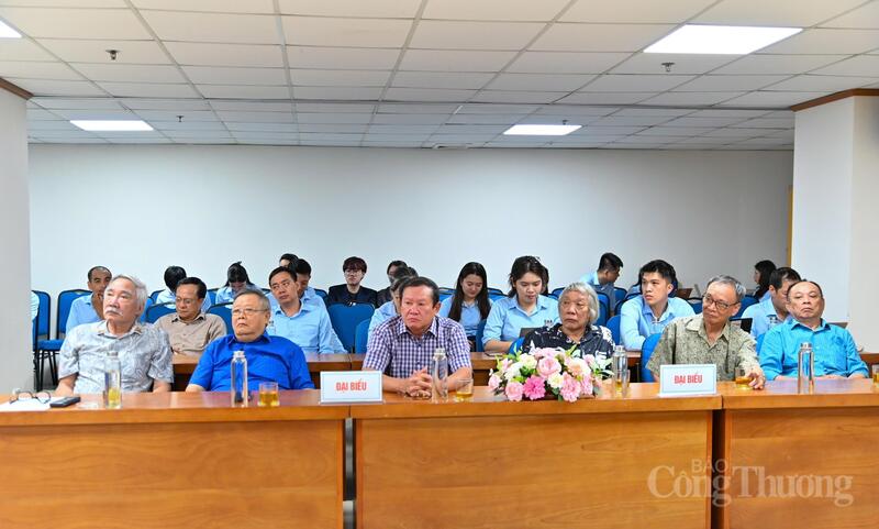 Các đồng chí nguyên Tổng Biên tập Liên Minh OK VIP Giải Trí Cá Cược World Cup 2026 và các đồng chí nguyên Trưởng, Phó các phòng ban của Liên Minh OK VIP Giải Trí Cá Cược World Cup 2026 qua các thời kỳ. Ảnh: Nam Nguyễn