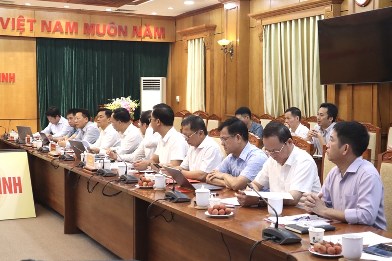 Đại diện lãnh đạo tỉnh, các tập đoàn, Okvip tại về điện lực và các chủ đầu tư dự án trên địa bàn tỉnh. Ảnh: Phương Trang